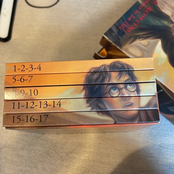 J.K.Rowling
Harry Potter and the Deathly Hallows unabridged on 17 compac… - Picture 4 of 4